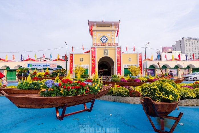 Video: Nhiều du khách và người dân khen ngợi "áo mới" của chợ Bến Thành dịp xuân Bính Ngọ - Ảnh 2.