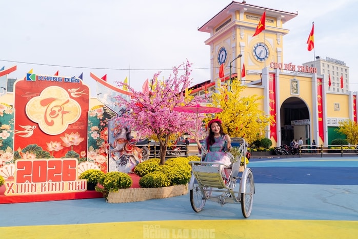 Video: Nhiều du khách và người dân khen ngợi "áo mới" của chợ Bến Thành dịp xuân Bính Ngọ - Ảnh 3.