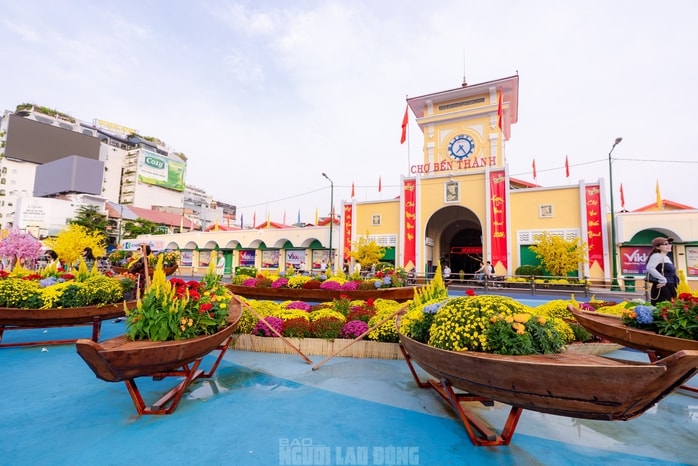 Video: Nhiều du khách và người dân khen ngợi "áo mới" của chợ Bến Thành dịp xuân Bính Ngọ - Ảnh 4.
