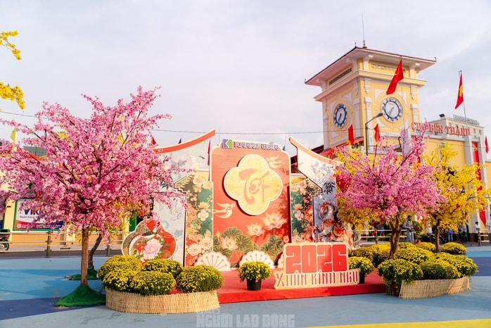 Video: Nhiều du khách và người dân khen ngợi "áo mới" của chợ Bến Thành dịp xuân Bính Ngọ - Ảnh 5.