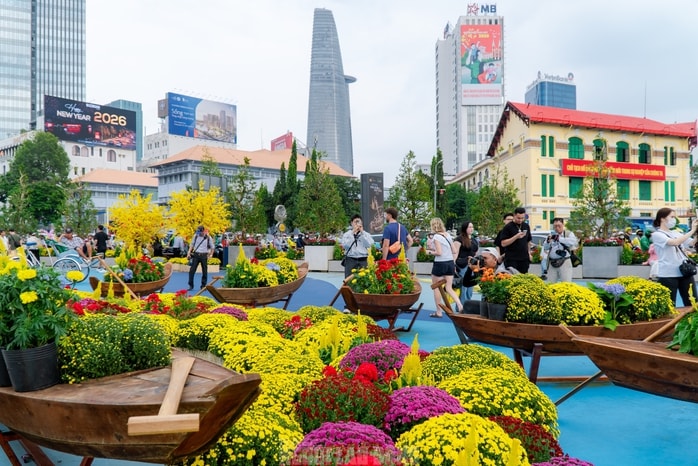 Video: Nhiều du khách và người dân khen ngợi "áo mới" của chợ Bến Thành dịp xuân Bính Ngọ - Ảnh 7.