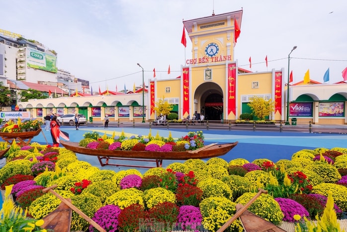 Video: Nhiều du khách và người dân khen ngợi "áo mới" của chợ Bến Thành dịp xuân Bính Ngọ - Ảnh 8.