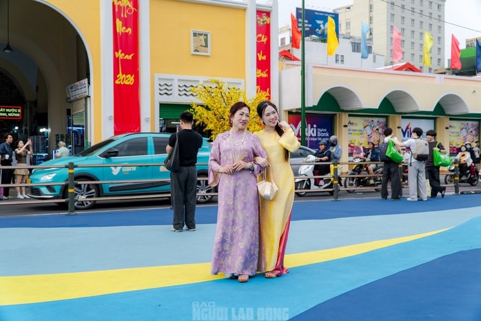 Video: Nhiều du khách và người dân khen ngợi "áo mới" của chợ Bến Thành dịp xuân Bính Ngọ - Ảnh 9.