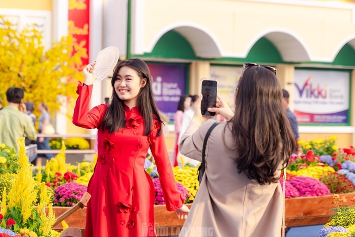 Video: Nhiều du khách và người dân khen ngợi "áo mới" của chợ Bến Thành dịp xuân Bính Ngọ - Ảnh 10.