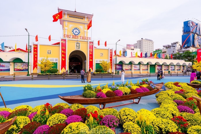 Video: Nhiều du khách và người dân khen ngợi "áo mới" của chợ Bến Thành dịp xuân Bính Ngọ - Ảnh 11.