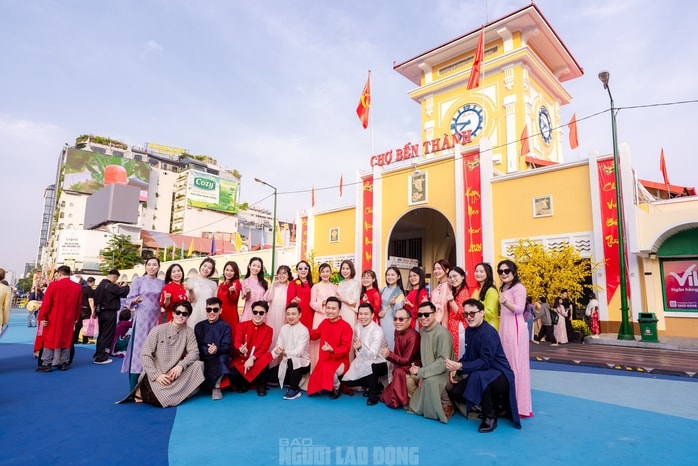 Video: Nhiều du khách và người dân khen ngợi "áo mới" của chợ Bến Thành dịp xuân Bính Ngọ - Ảnh 12.