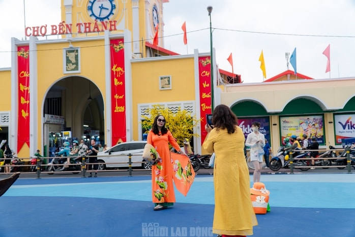 Video: Nhiều du khách và người dân khen ngợi "áo mới" của chợ Bến Thành dịp xuân Bính Ngọ - Ảnh 16.