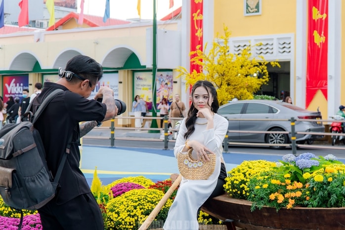 Video: Nhiều du khách và người dân khen ngợi "áo mới" của chợ Bến Thành dịp xuân Bính Ngọ - Ảnh 17.