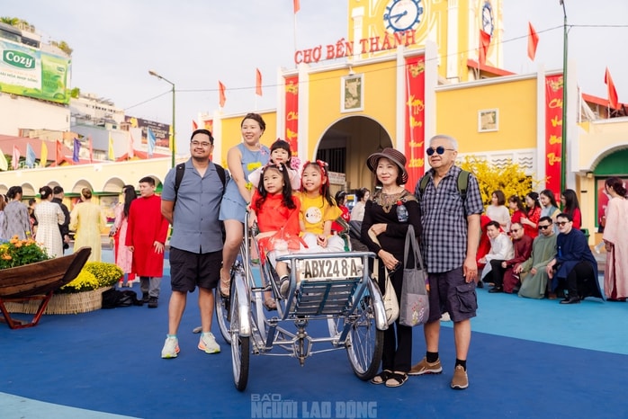 Video: Nhiều du khách và người dân khen ngợi "áo mới" của chợ Bến Thành dịp xuân Bính Ngọ - Ảnh 18.