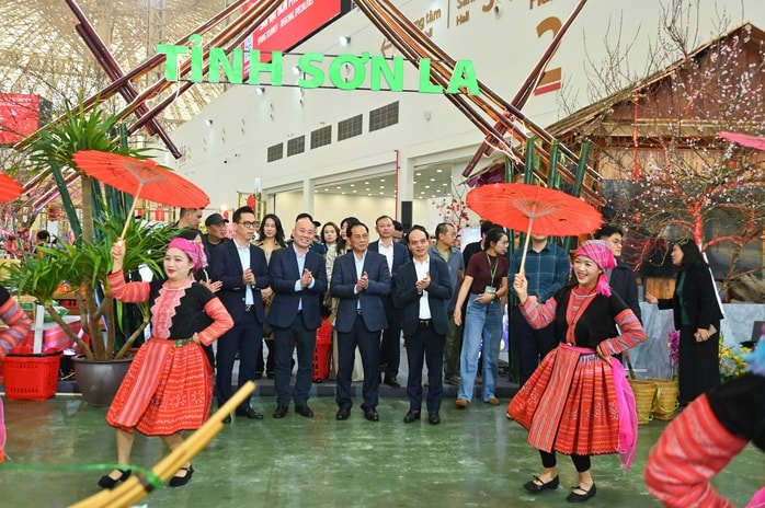 Phó Thủ tướng Bùi Thanh Sơn trải nghiệm không gian Hội chợ Mùa Xuân 2026 - Ảnh 1. Phó Thủ tướng Bùi Thanh Sơn trải nghiệm không gian Hội chợ Mùa Xuân 2026 - Ảnh 1.