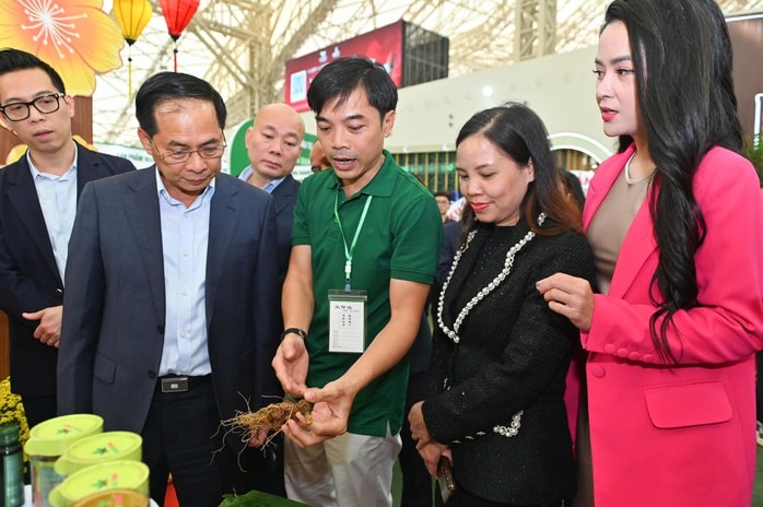 Phó Thủ tướng Bùi Thanh Sơn trải nghiệm không gian Hội chợ Mùa Xuân 2026 - Ảnh 6. Phó Thủ tướng Bùi Thanh Sơn trải nghiệm không gian Hội chợ Mùa Xuân 2026 - Ảnh 6.