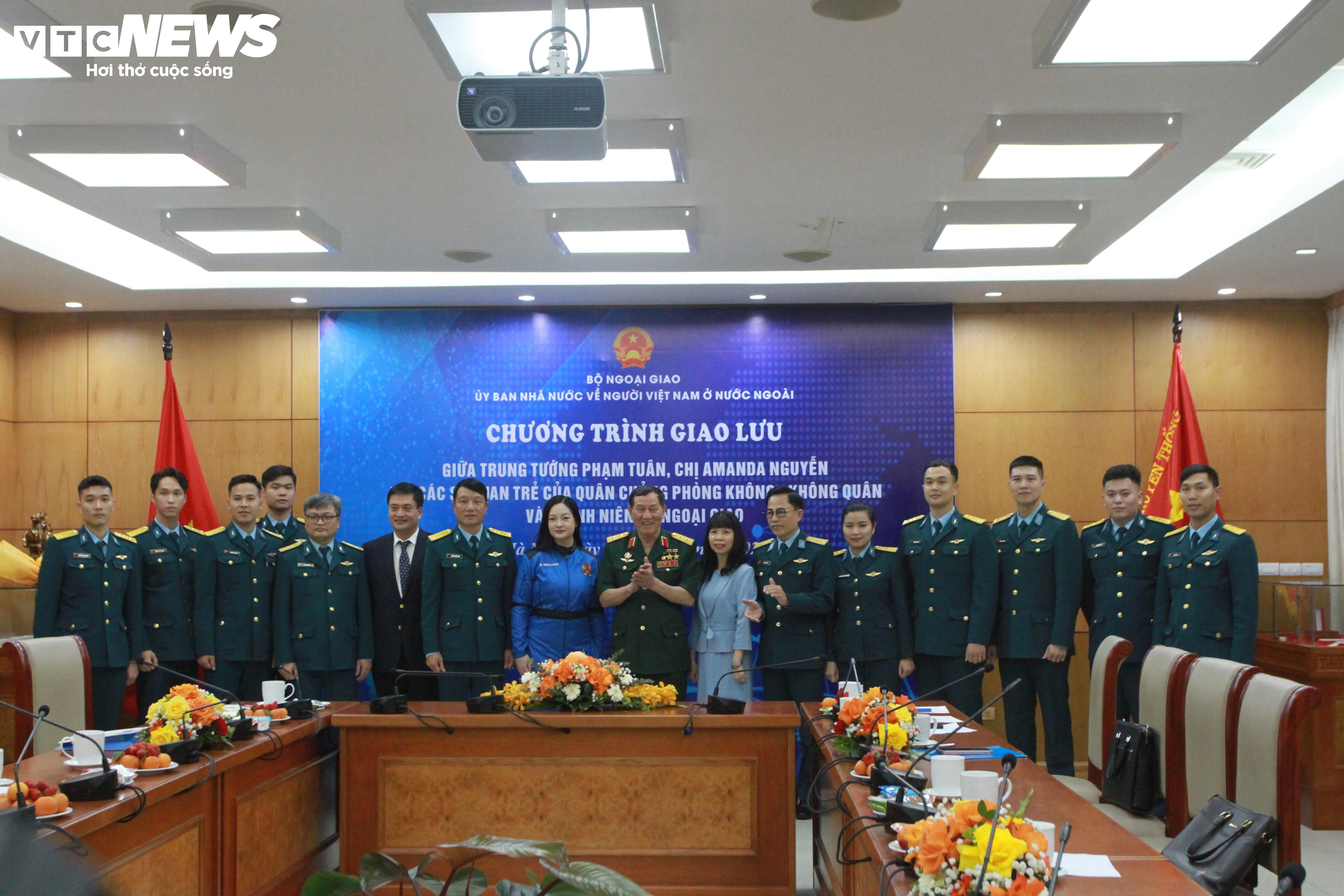 Trung tướng Phạm Tuân, Amanda Nguyễn chụp ảnh cùng các đại biểu Quân chủng Phòng không không quân.