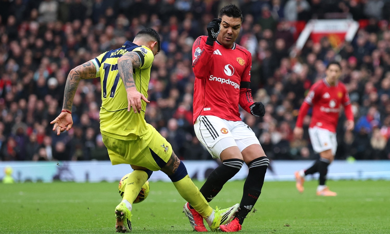 Thẻ đỏ của Romero là bước ngoặt thuận lợi đối với Man Utd.