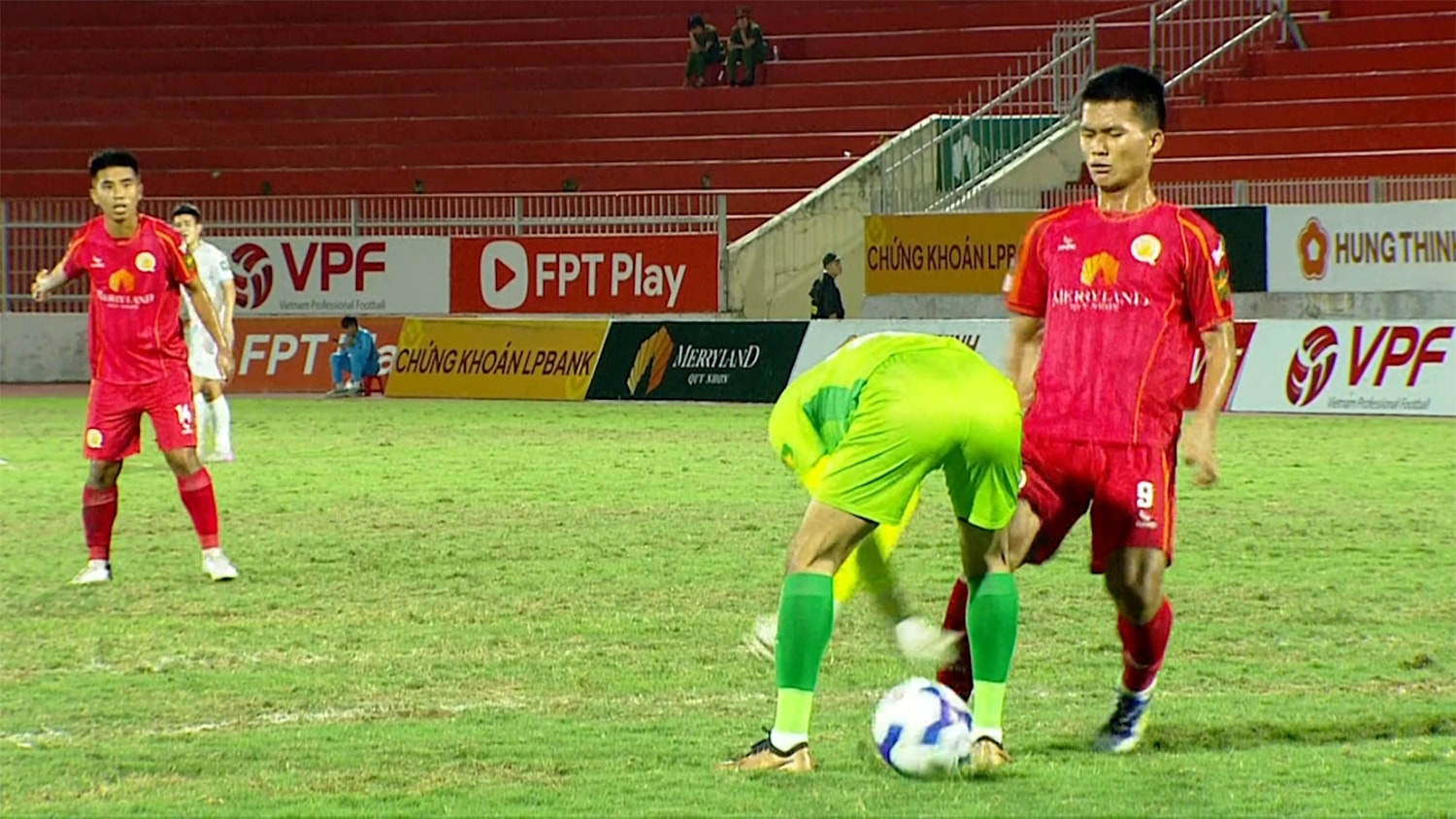 Khoảnh khắc thủ môn Phú Thọ mắc sai lầm hiếm có.