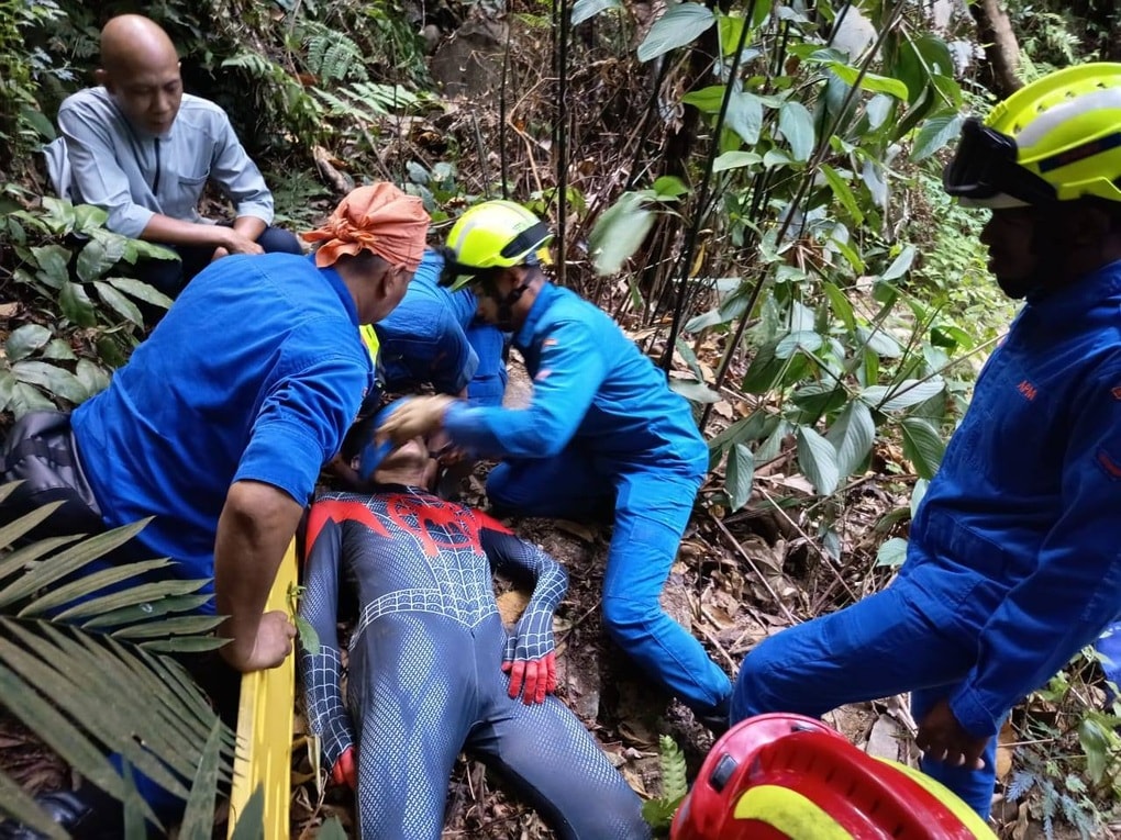 Mặc đồ người nhện leo núi, người đàn ông rơi từ độ cao 20m ở Malaysia  - 2