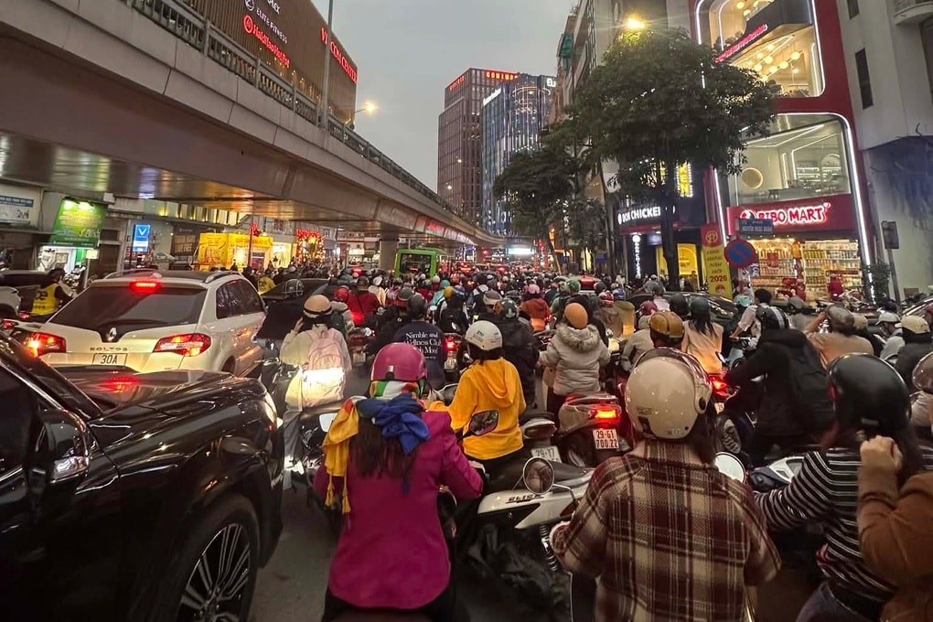 Dân công sở hãi hùng khi nếm “2 cữ” tắc đường ngày cận Tết - 2