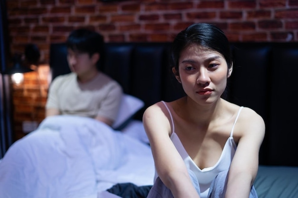 Nhìn chồng ôm con gái ngủ lúc nửa đêm, tôi lặng lẽ xé đơn ly hôn - 1