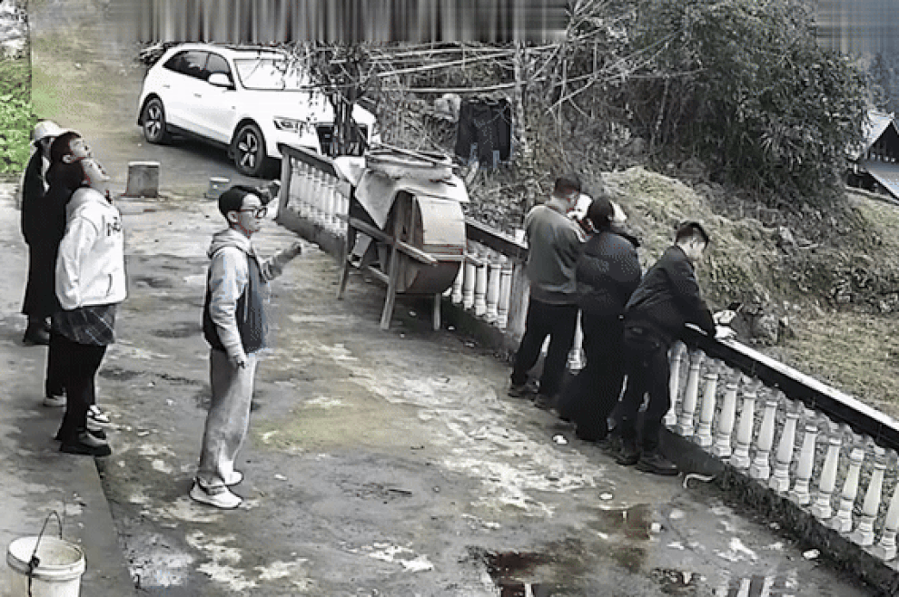 Thực hư vụ nhóm khách đứng gần lan can bỗng rơi xuống hố sụt ở Việt Nam? - 1