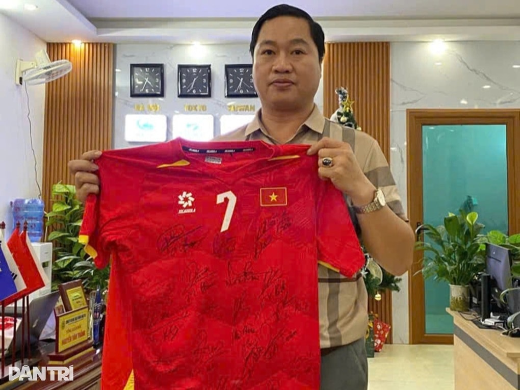 Đấu giá áo số 7 của Nguyễn Đình Bắc gây quỹ giúp người neo đơn - 1
