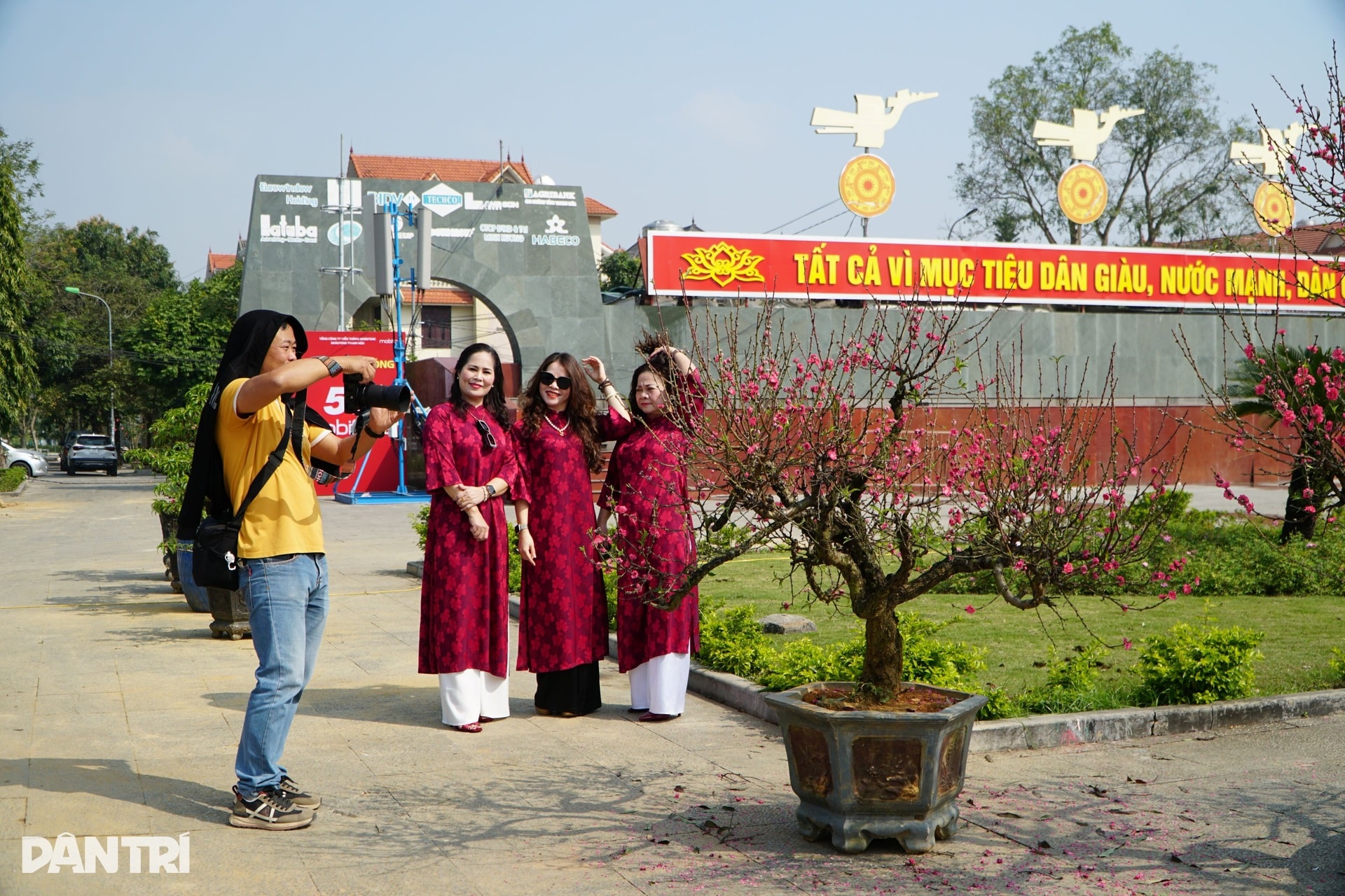 Chàng trai người Mông vượt hơn 200km từ Sơn La vào Thanh Hóa bán đào thuê - 9