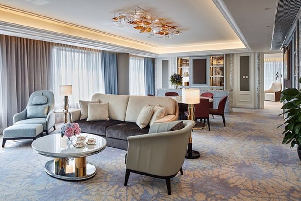 Giá vàng tăng vọt, khách sạn cạy sàn dát vàng mang bán thu về 332 tỷ đồng - 3