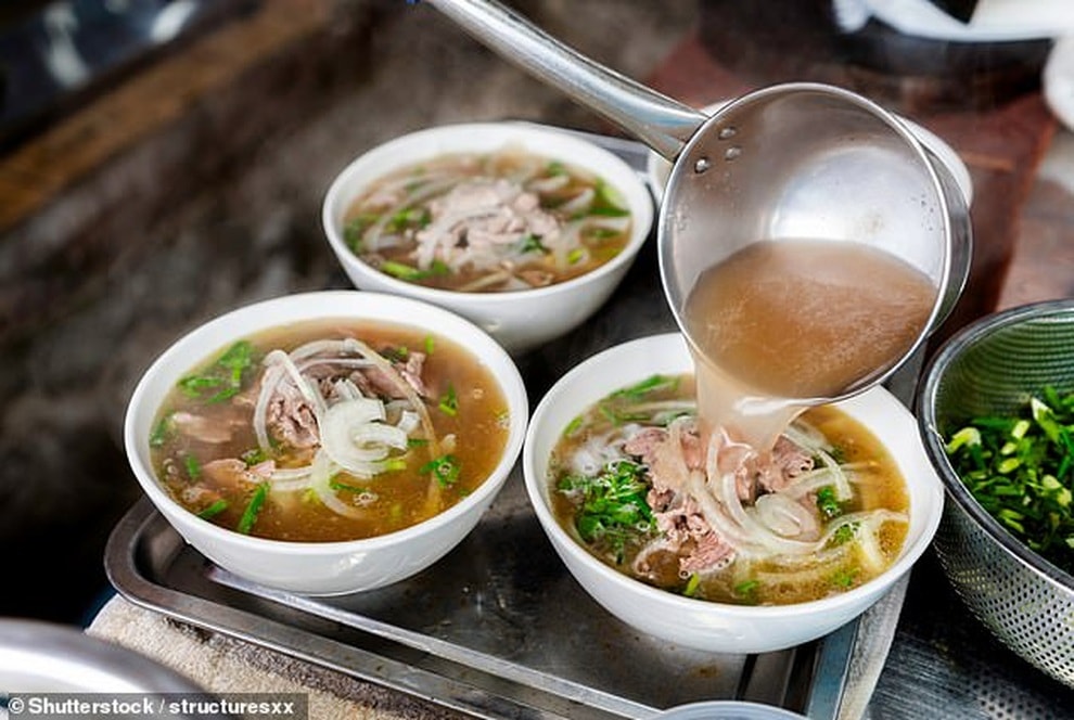 Một ngày ở Hà Nội, khách Tây chi tiêu tiết kiệm hết 690.000 đồng và khen rẻ - 1