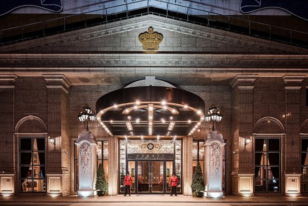 Giá vàng tăng vọt, khách sạn cạy sàn dát vàng mang bán thu về 332 tỷ đồng - 2