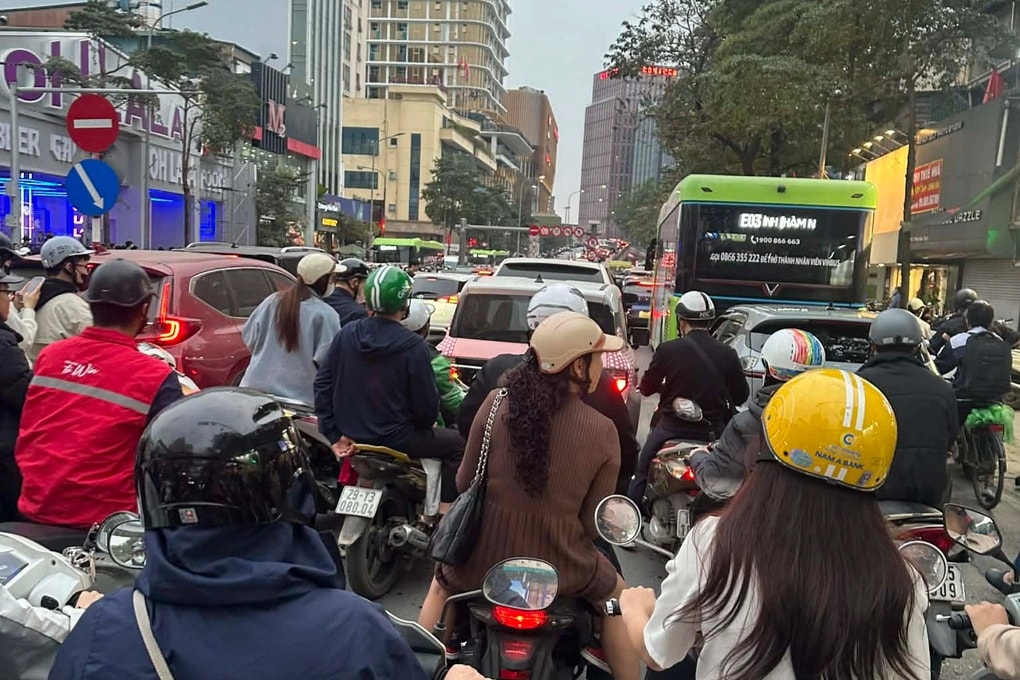 Dân công sở hãi hùng khi nếm “2 cữ” tắc đường ngày cận Tết - 1