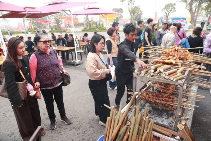Những món ăn đậm chất vùng núi được chế biến ngay sân ngoài trời khu ẩm thực của Hội chợ Mùa Xuân. Ảnh: Vingroup