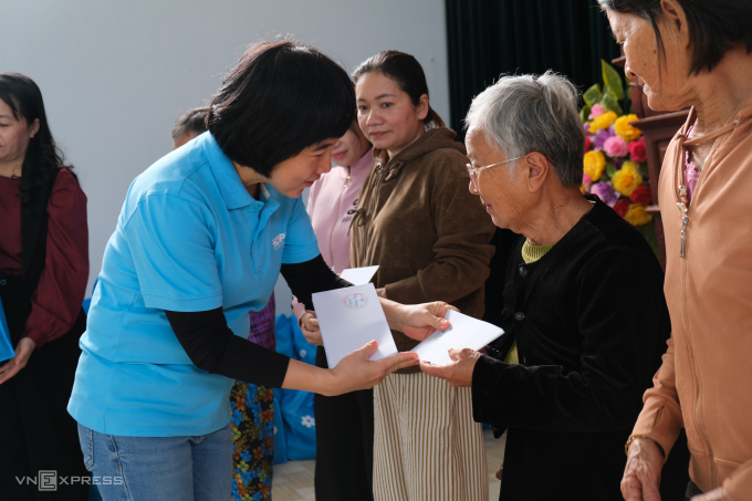 Đại diện Quỹ Hy vọng trao túi quà Tết và hai triệu đồng tiền mặt cho người dân xã Tuy An Đông, Đăk Lăk, sáng 4/2. Ảnh: Quỳnh Nguyễn