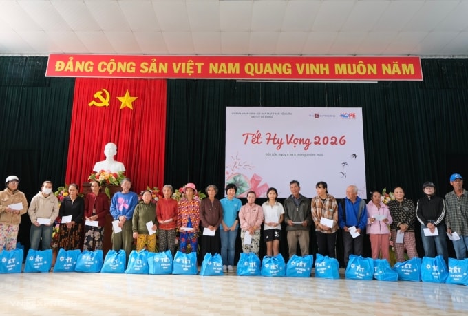 Người dân xã Tuy An Đông, tỉnh Đăk Lăk đến nhận quà Tết tại nhà văn hóa xã, sáng 4/2. Ảnh: Quỳnh Nguyễn