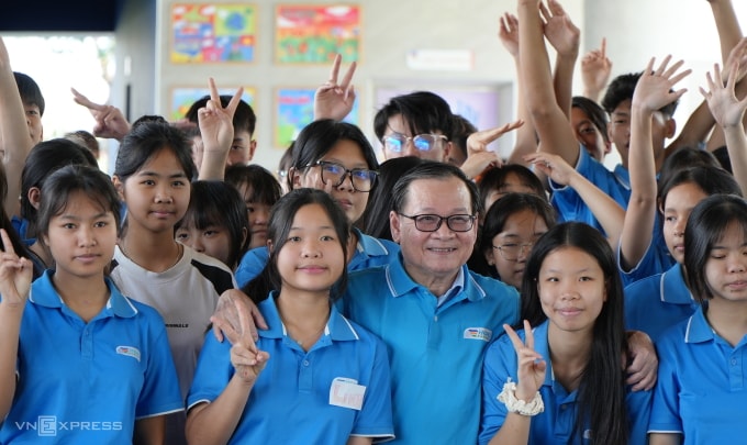 Nhà văn Nguyễn Nhật Ánh chụp ảnh cùng học sinh.