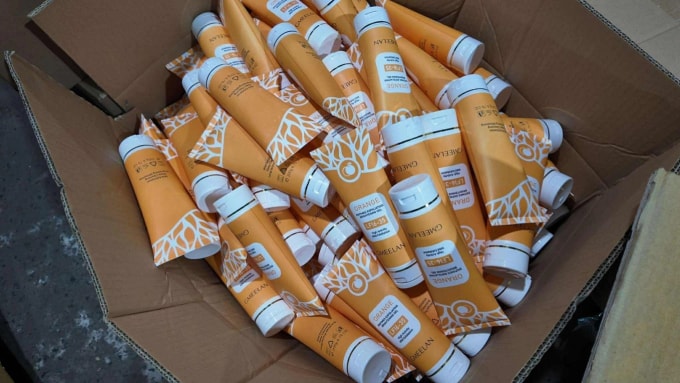 Một thùng hàng giả bị phát hiện năm 2025. Ảnh: Công an TP HCM.