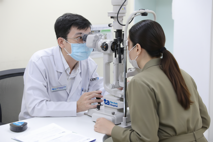 Bác sĩ Tùng quan sát cấu trúc mắt của chị Linh bằng đèn khe sinh hiển vi (Nhật Bản). Ảnh: Bệnh viện Đa khoa Tâm Anh