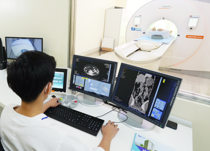 Nhân viên y tế chụp CT cho bà Thủy bằng máy Somatom Force VB30. Ảnh: Bệnh viện Đa khoa Tâm Anh