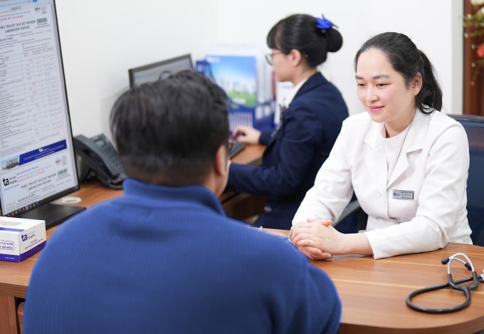 Bác sĩ tư vấn giảm cân, kiểm soát béo phì và đái tháo đường cho anh Khương. Ảnh: Bệnh viện Đa khoa Tâm Anh