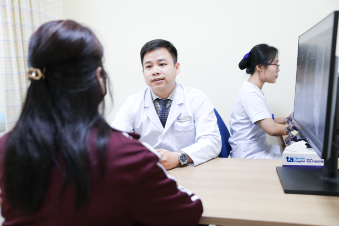 Chị Thủy tái khám với bác sĩ Tuấn tại Bệnh viện Đa khoa Tâm Anh. Ảnh: Trung Vũ