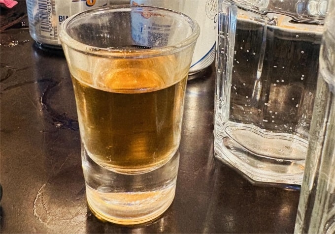 Ngộ độc rượu nặng gây rối loạn ý thức, tổn thương gan, cần cấp cứu kịp thời. Ảnh: Quang Nguyễn