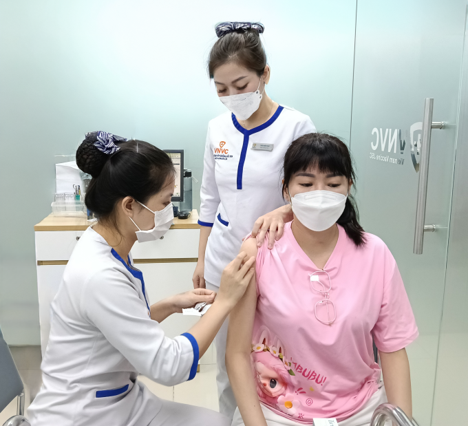 Người lớn tiêm vaccine phòng bệnh viêm gan B tại VNVC Hai Bà Trưng. Ảnh: Hoàng Dương