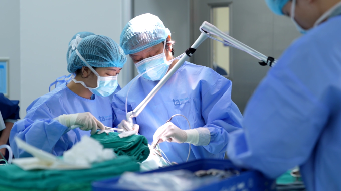 Các bác sĩ tại Bệnh viện Đa khoa Tâm Anh Hà Nội phẫu thuật loại bỏ nốt sùi mào gà ở vùng họng cho người bệnh. Ảnh: BVCC