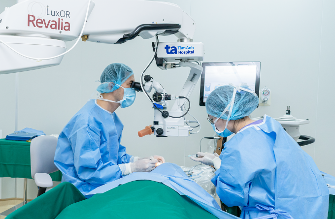 Bác sĩ phẫu thuật phaco điều trị đục thủy tinh thể cho ông Định. Ảnh: Bệnh viện Đa khoa Tâm Anh