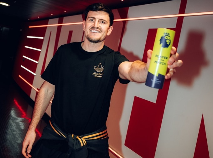 Harry Maguire nhận danh hiệu cầu thủ hay nhất trận Man Utd thắng Arsenal 3-2 ở vòng 23 Ngoại hạng Anh trên sân Emirates, London, Anh ngày 25/1/2026. Ảnh: Man Utd