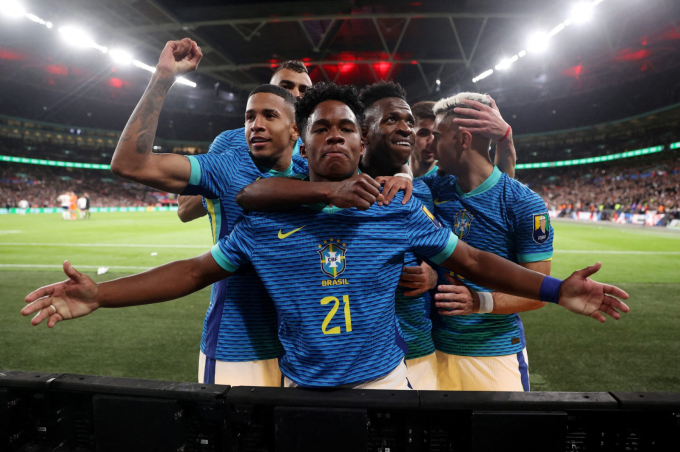 Endrick (số 21) ăn mừng sau khi ghi bàn trong trận giao hữu giữa Brazil và Anh ngày 23/3/2024 trên sân Wembley, London, Anh. Ảnh: Reuters