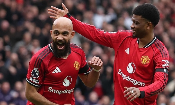 Mbeumo (trái) mừng bàn thắng mở tỷ số cho Man Utd. Ảnh: Reuters