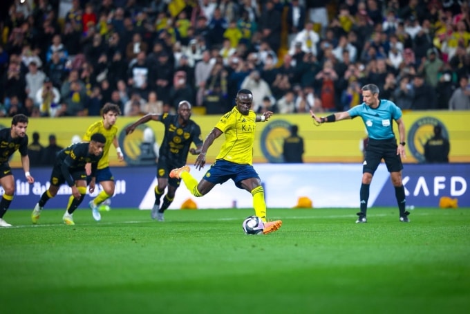 Sadio Mane mở tỷ số trận Al Nassr 2-0 Al Ittihad ở vòng 21 Saudi Pro League tối 6/2. Ảnh: Al Nassr