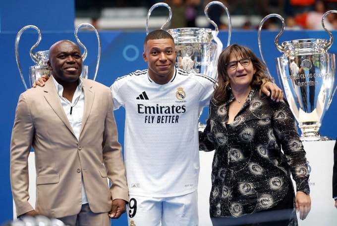 Mbappe (giữa) và cha, mẹ trong lễ ra mắt Real vào năm 2024. Ảnh: Real