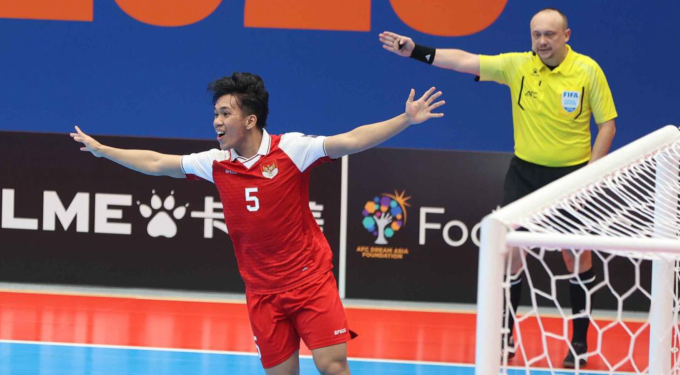 Cầu thủ Indonesia Israr Megantara lập hat-trick trong trận hòa Iran 5-5, rồi thua 4-5 ở loạt luân lưu chung kết futsal châu Á 2026, tại nhà thi đấu Indonesia ngày 7/2/2026. Ảnh: Bola