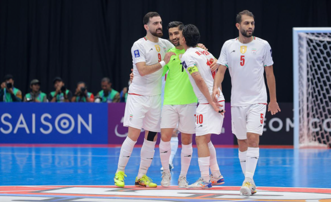 Cầu thủ Iran Mahdi Karimi (áo xanh) ghi cú đúp trong trận chung kết futsal châu Á 2026. Ảnh: Bola