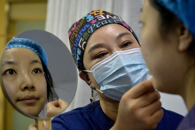 Bác sĩ khám cho bệnh nhân làm mí mắt tại bệnh viện ở Thẩm Dương, tỉnh Liêu Ninh, hồi tháng 5/2024. Ảnh: AFP