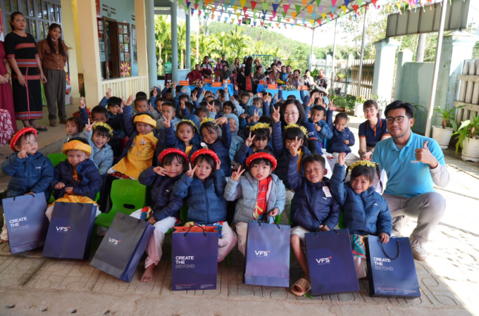 Học sinh điểm thôn 5 mặc áo mới được trao tặng. Ảnh: Vy An